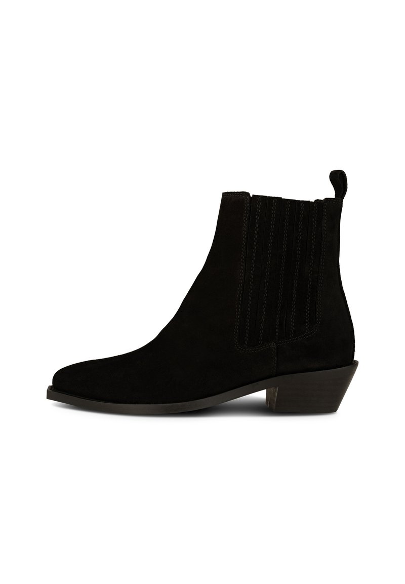 Botas de ante negras hasta el tobillo con punta afilada, paneles laterales elásticos y un tacón bajo y apilado. La textura es suave con detalles de costura vertical.