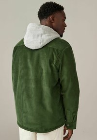 Next HOODED - REGULAR FIT - Lengva striukė - green