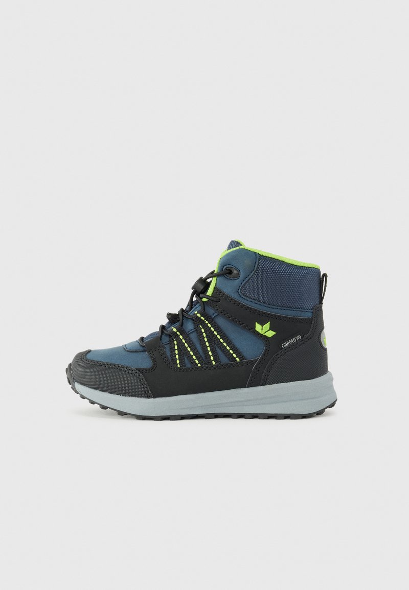 Botte de randonnée montante noir et bleu foncé avec des accents vert fluo, tissu texturé, lacets et semelle en caoutchouc gris texturé. Design léger.