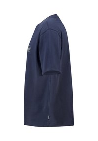 Camiseta de algodón azul marino con mangas cortas, cuello redondo y un sutil detalle bordado en la parte delantera. Textura suave y corte relajado.