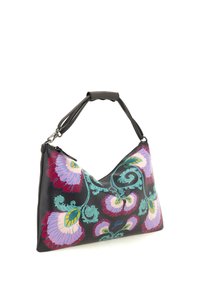 Borsa in pelle nera, con ricamo floreale colorato in rosa, viola e verde acqua. Manico curvo e chiusura con cerniera.