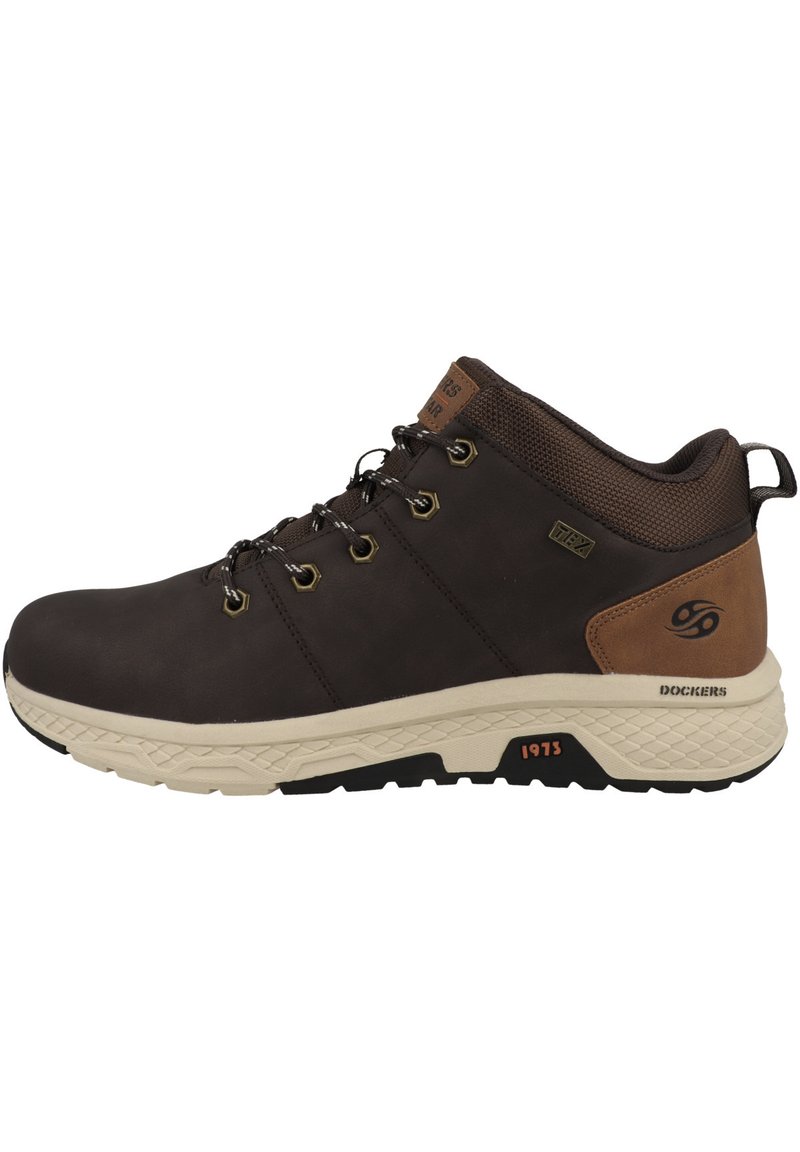 Zapato de cuero marrón de media altura con acentos en marrón claro, ganchos metálicos para los cordones y una parte superior sintética de marrón oscuro texturizada. Suela acolchada en beige y negro.
