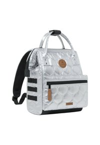 Silberne, gesteppten Rucksack mit gepolsterten Trägern, vorderer Reißverschluss-Tasche und Lederlogo-Tag. Merkmale sind schwarze Akzente und drei Seitenriemen.