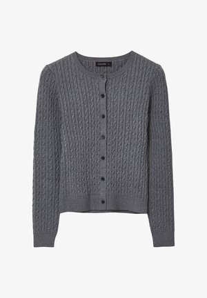 Cardigan grigio lavorato a maglia con motivo a trecce, scollo a girocollo, maniche lunghe e chiusura frontale con sei bottoni neri.