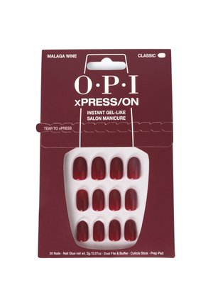 Des faux ongles rouges dans un plateau en plastique blanc, contenus dans un emballage bordeaux étiqueté "OPI xPRESS/ON." Inclus : colle pour ongles et outils de préparation.