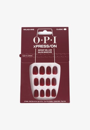 Des faux ongles rouges dans un plateau en plastique blanc, contenus dans un emballage bordeaux étiqueté "OPI xPRESS/ON." Inclus : colle pour ongles et outils de préparation.
