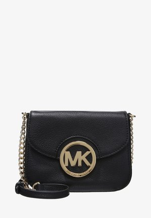 Zwarte leren crossbodytas met gouden kettingriem en groot gouden MK-logo op de voorklep.