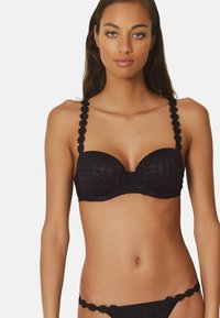 Bikini nero con coppe imbottite strutturate, spalline decorate con fiori e texture a quadretti. Il fondo presenta un orlo floreale coordinato.