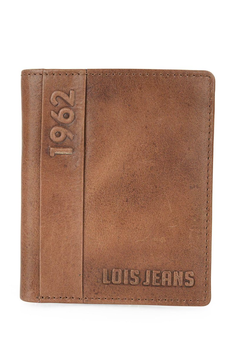 Cartera de cuero marrón con texto en relieve "1962" y "LOIS JEANS". Superficie texturizada con costuras visibles y un diseño compacto.