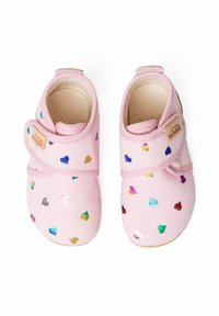 Różowe trampki z płótna w serca w różnych kolorach. Posiadają rzep i fakturowaną podeszwę. Mała metka marki z boku.