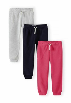 Trzy pary dziecięcych spodni dresowych w kolorach szarym, granatowym i różowym, z elastycznymi pasami i białymi sznurkami, ułożone na białym tle.