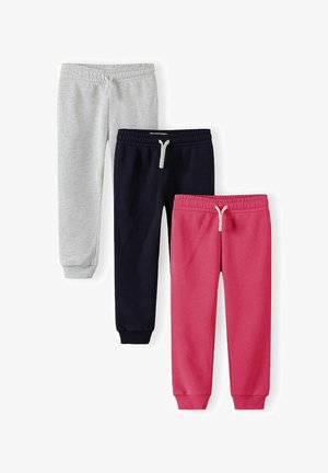 Három pár gyerek melegítőnadrág szürke, sötétkék és rózsaszín színekben, rugalmas derékrésszel és fehér húzózsinórokkal, fehér háttéren elrendezve.