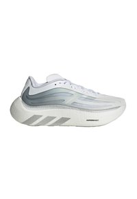 Λευκό και γκρι παπούτσι τρεξίματος Adidas Hyperboost με παχιά μαξιλαρωμένη σόλα και κλείσιμο με κορδόνια, από πλευρική όψη σε λευκό φόντο.