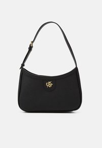 Czarna torebka wykonana z fakturowanego materiału, o zaokrąglonym kształcie, z pojedynczym paskiem i złotym logo. Gładkie wykończenie z minimalną ilością zdobień.