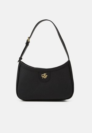 Zwarte handtas gemaakt van gestructureerd materiaal, met een gebogen vorm, enkele riem en een gouden logo-accent. Gladde afwerking met minimale details.