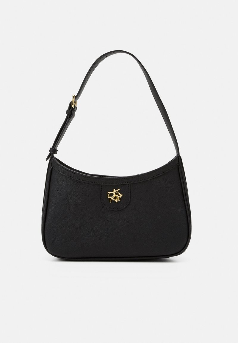 Czarna torebka wykonana z fakturowanego materiału, o zaokrąglonym kształcie, z pojedynczym paskiem i złotym logo. Gładkie wykończenie z minimalną ilością zdobień.
