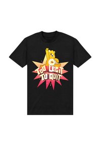 Černé tričko s potiskem karikatury medvěda se zvednutou tlapkou, obklopené barevným výbuchem hvězd a textem "Příliš legitimní na to, abych přestal."