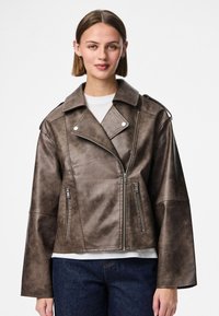 Veste en cuir synthétique marron avec un col à revers, fermeture éclair sur le devant et poches, et manches larges. Texture lisse avec une finition légèrement vieillie.
