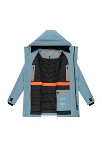 Gaiši zila jaka ar kapuci, ar melnu pildījumu iekšpusē un oranžiem akcentiem, vairākām kabatām un priekšējo rāvējslēdzēju.