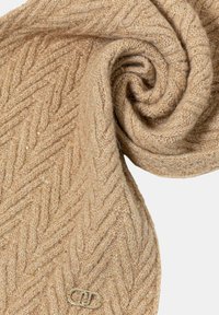 Sciarpa beige lavorata a maglia con motivo a chevron e piccoli paillettes dorate, caratterizzata da una piccola targhetta logo metallica vicino al bordo.