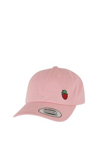 Rosa bomullsbasketcaps med en brodert jordbærdesign på fronten, med en buet skjerm og justerbar stropp bak.