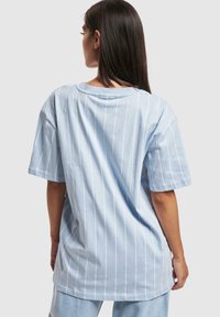 Karl Kani SMALL SIGNATURE PINSTRIPE OS - Majica kratkih rukava s printom - lightblue white