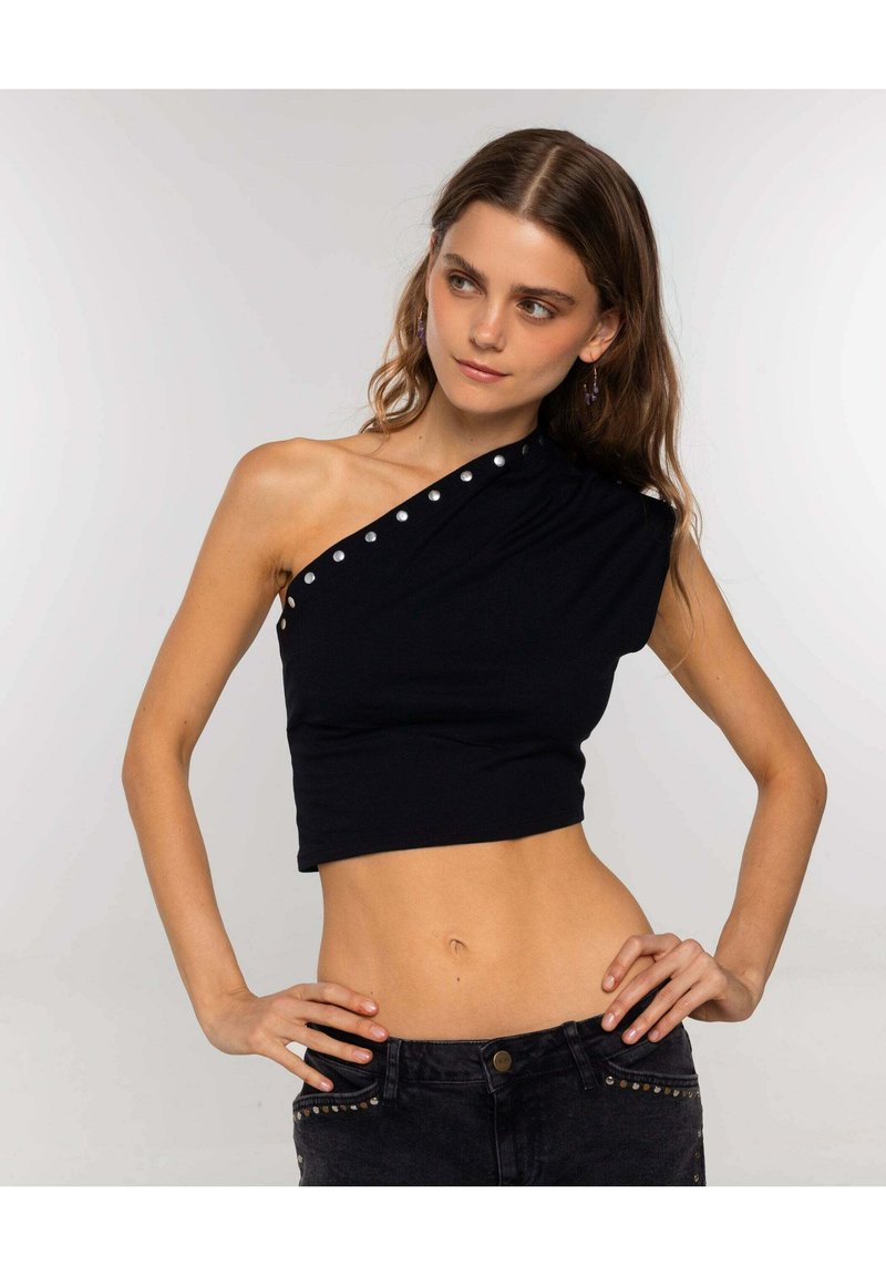 Schwarzes, einseitiges Crop-Top aus weichem Stoff mit metallischen Nieten entlang des Ausschnitts. Das Design ist tailliert und betont die Taille.