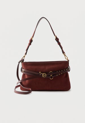 Καφέ τσάντα ώμου από σουέντ με ρυθμιζόμενο ιμάντα και διακοσμητική ζώνη με καρφιά, που διαθέτει μικρό στρογγυλό χρυσό έμβλημα στο μπροστινό μέρος.