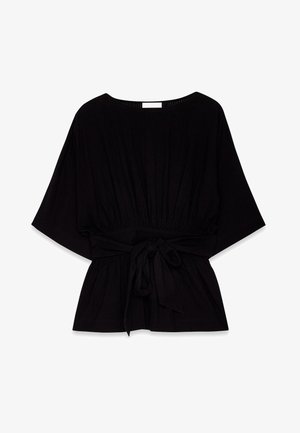 Blusa nera con una vestibilità ampia, maniche a farfalla e una cintura legata davanti. Realizzata in tessuto leggero con una leggerissima texture e dettagli arricciati.