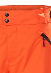 Heldere oranje broek met een gladde textuur, voorzien van twee zwarte knopen, een ritszak en versterkte naden.