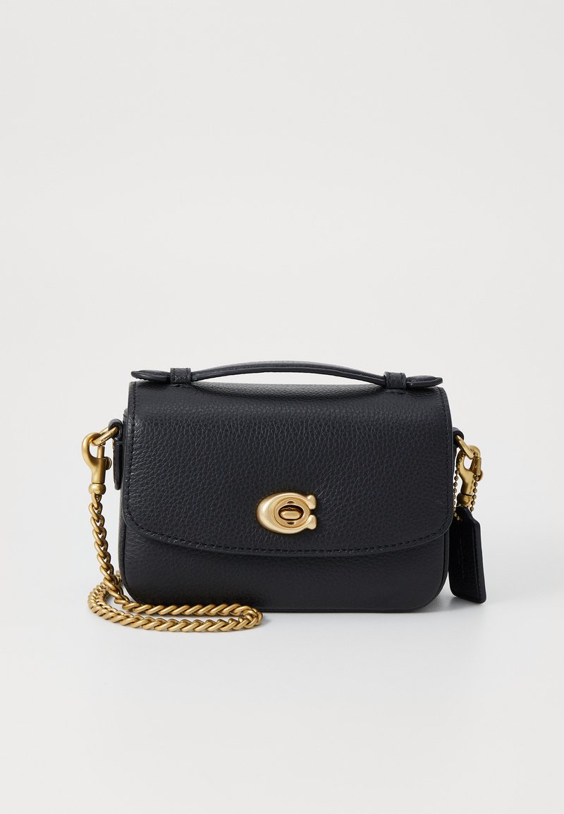 Schwarze Lederhandtasche mit strukturiertem Design, ausgestattet mit einem Verschluss aus goldfarbener Hardware, einem abnehmbaren Kettenriemen und einer strukturierten Oberfläche.