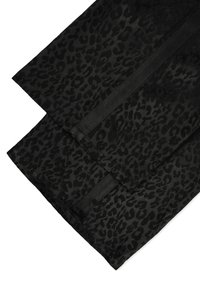 Czarna tkanina z wzorem panterki o fakturowanym wykończeniu, z satynowymi akcentami. Wzór występuje w różnych odcieniach czerni.