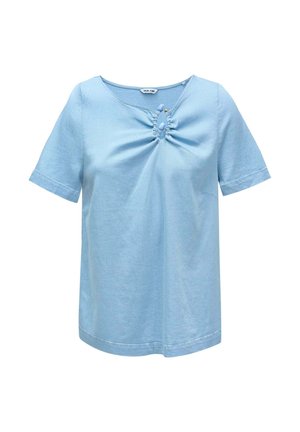 Top de manga corta azul claro hecho de una tela suave, con un escote en V con detalle de fruncido en el centro y un corte relajado.