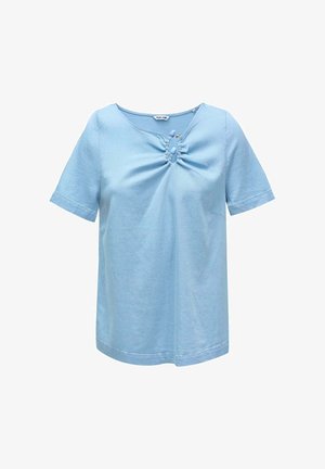 Top de manga corta azul claro hecho de una tela suave, con un escote en V con detalle de fruncido en el centro y un corte relajado.