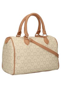 Bolso beige con un acabado texturizado y detalles en cuero marrón claro. Presenta un patrón de logotipos, asas dobles en la parte superior y una correa desmontable.