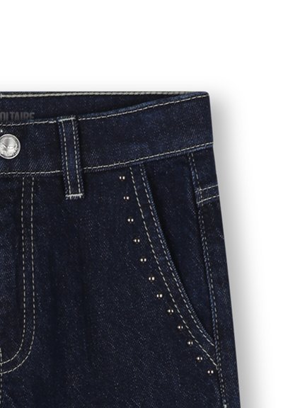 Donkerblauwe denim jeans met een standaard taille, zilveren knoop en decoratieve metalen studs langs de zijzakken. Zichtbare stikdetails.