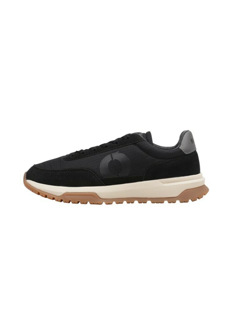 Zapatillas deportivas negras con un upper texturizado, que presentan un logo negro, una entresuela color crema y una suela exterior de goma para mayor tracción.