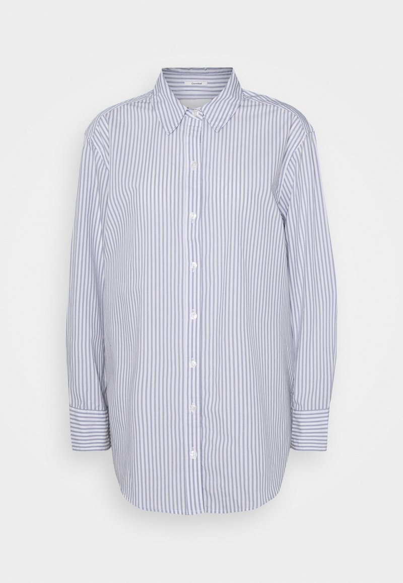 Gestreifte, hellblaue und weiße Button-Down-Hemd. Aus einem Stoff mit glatter Textur gefertigt. Verfügt über einen klassischen Kragen und lange Ärmel.