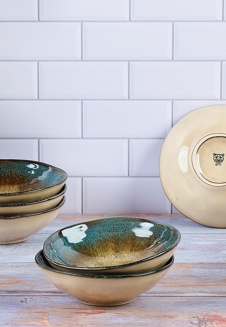 Zestaw ceramicznych misek w ziemistych tonacjach. Charakteryzuje się błyszcząym wnętrzem w kolorze zielono-niebieskim, matowym beżowym wykończeniem oraz subtelnym gradientem. Zawiera dekoracyjne logo na spodzie.