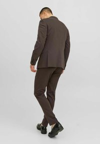 Jack & Jones PREMIUM JPRFRANCO TROUSER - Pantalones chinos - chocolate torte