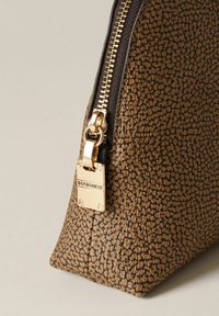 Borsa in pelle marrone con texture, dotata di una cerniera dorata e un'etichetta rettangolare dorata attaccata al tirante della cerniera.