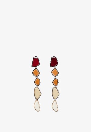 Viacfarebné visacie náušnice s geometrickými tvarmi v červenej, oranžovej a krémovej farbe, s lesklým povrchom a metalickými akcentmi.