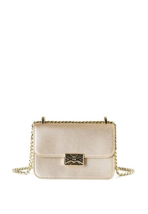 Kleine metallic goldene Leder-Umhängetasche mit einem goldenen Kettenriemen und einem dekorativen goldenen Verschluss auf der Vorderklappe.