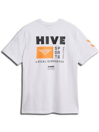 Biała koszulka z krótkim rękawem z napisem "HIVE SPORTS CULTURE" w kolorze czarnym i pomarańczowym, z trójkątnym logo i trzema pomarańczowymi paskami na rękawie.