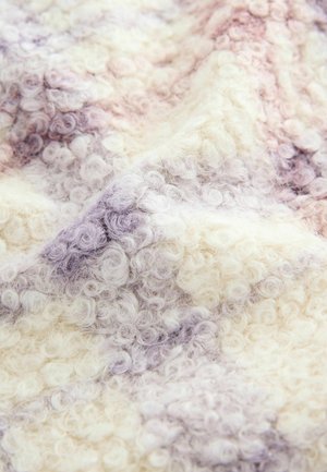 Struktura tkanine koja sadrži spiralne petlje u pastelnim nijansama vrhnja, lavande i ljubičaste, s mekim i pahuljastim izgledom.
