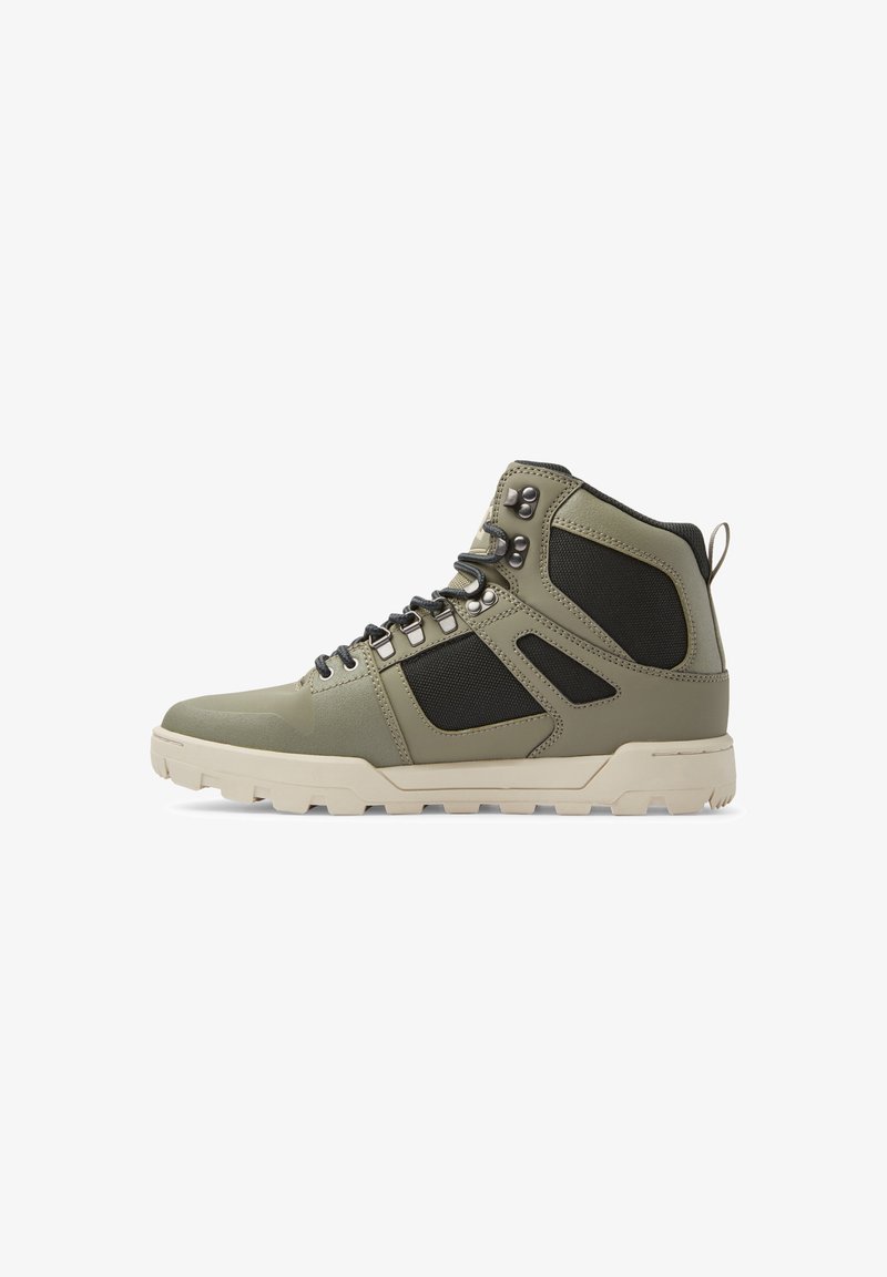 Bota de cano médio em verde oliva e preto, com sola de borracha, design com atacadores, painéis de malha e ilhós metálicos para maior suporte.