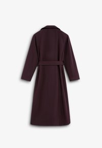 Abrigo largo de color ciruela, hecho de tela suave, con cuello de muesca, mangas largas y un cinturón a juego en la cintura.