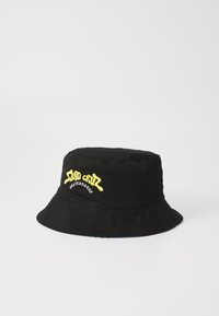 Fekete, pamutból készült vödörkalap, elöl sárga hímzett logóval, amelyen az áll "Santa Cruz Skateboards".