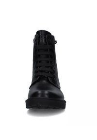 Stivale alto nero in pelle liscia; presenta punta rotonda, design con lacci frontali, occhielli in metallo e suola in gomma testurizzata.
