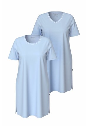 Deux chemises de nuit bleu clair à manches courtes, l’une avec un col rond et l’autre avec un col en V, toutes deux avec des fentes latérales et des motifs à pois subtils.